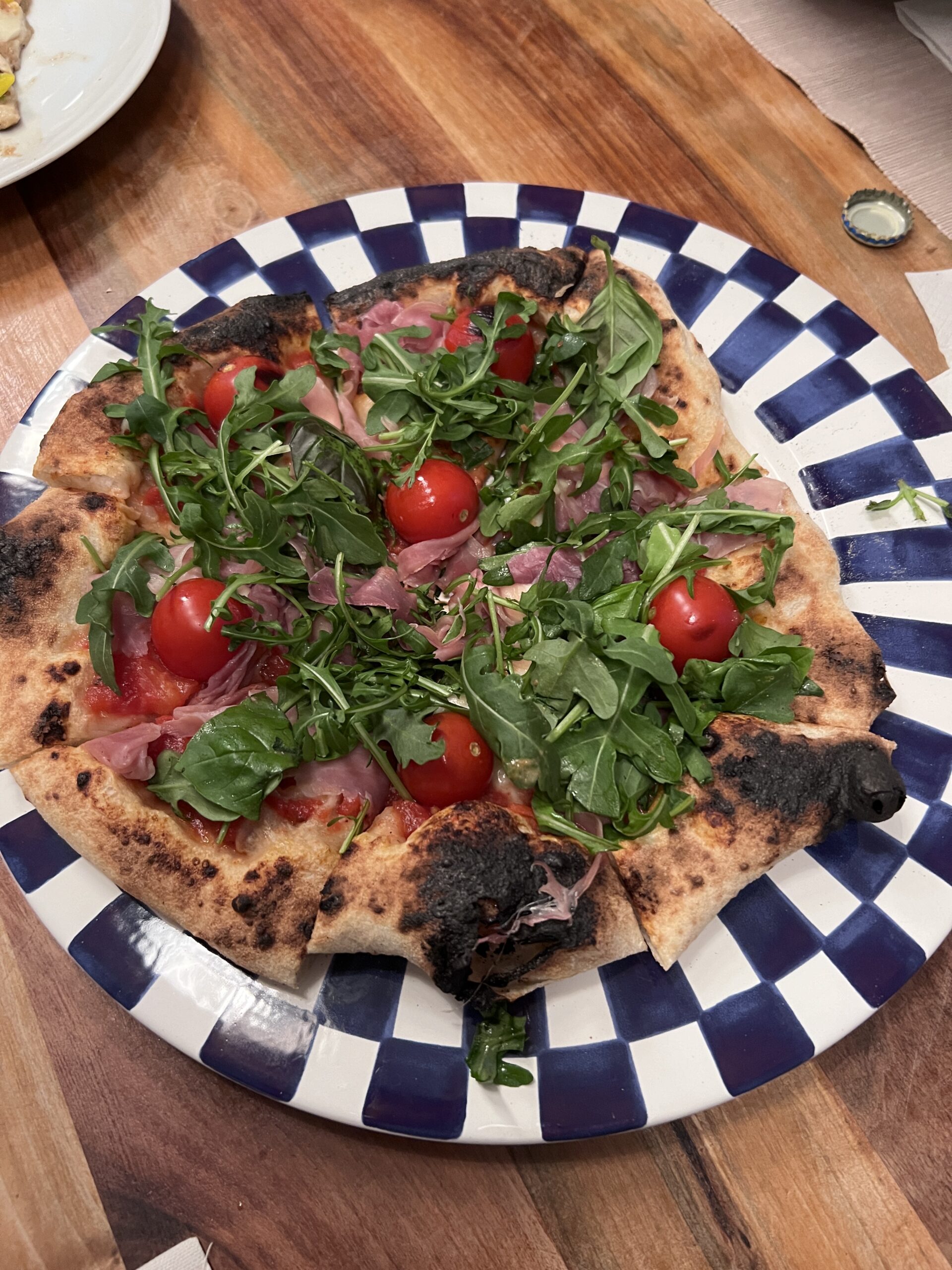 Pizza auf Teller