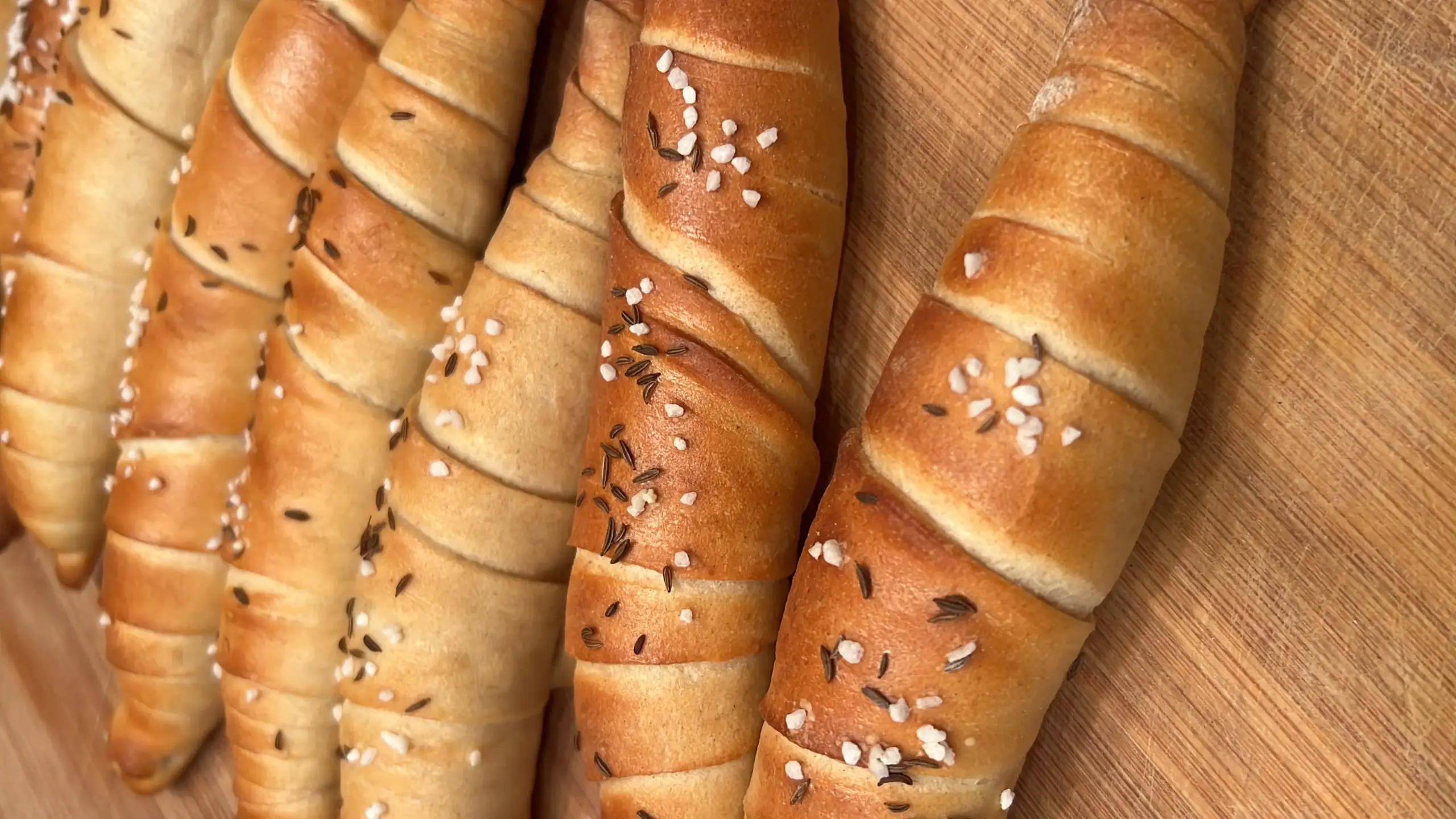Ein paar frische Brotstangen mit Sesam und Kümmel