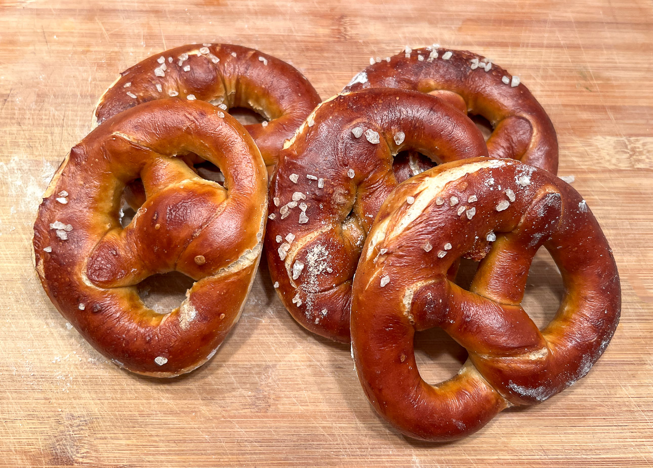 Frisch gebackene Laugenbrezel auf einem Brett