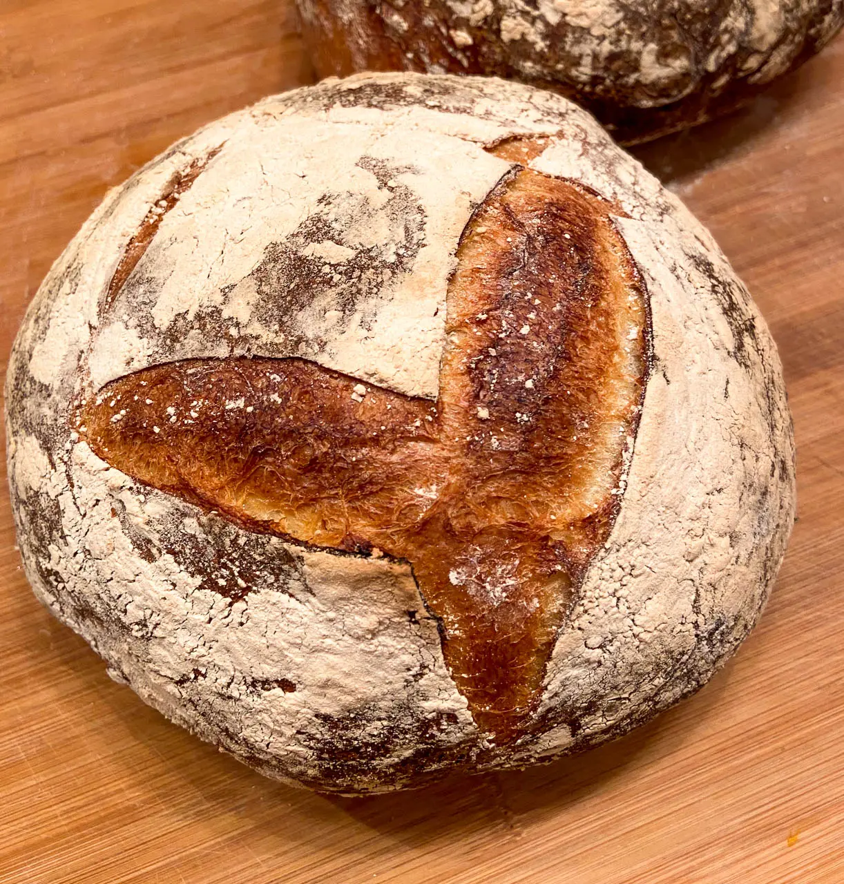 Ein frisch gebackenes Sauerteigbrot mit einer rustikalen Kruste.