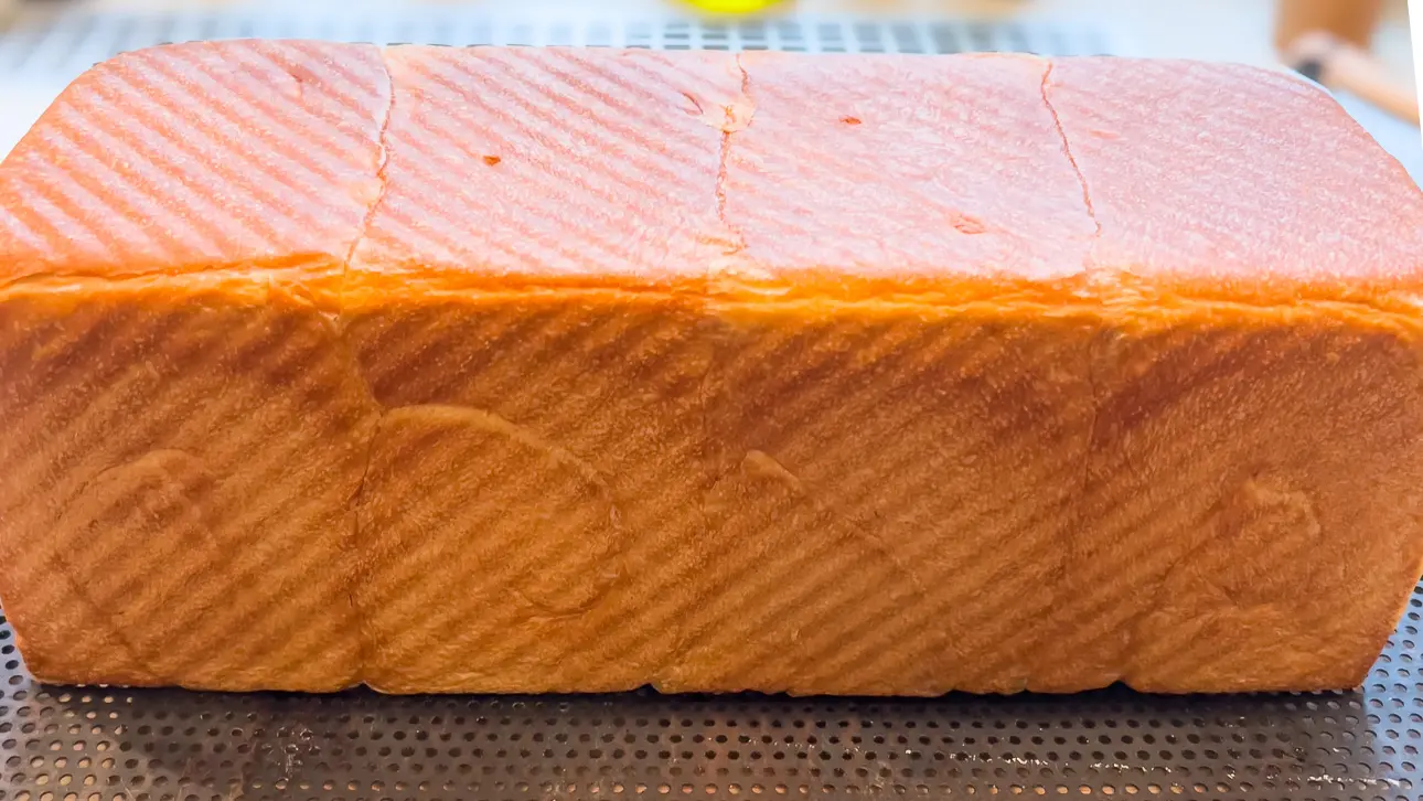 Shokupan Toast fertig gebacken auf Brett