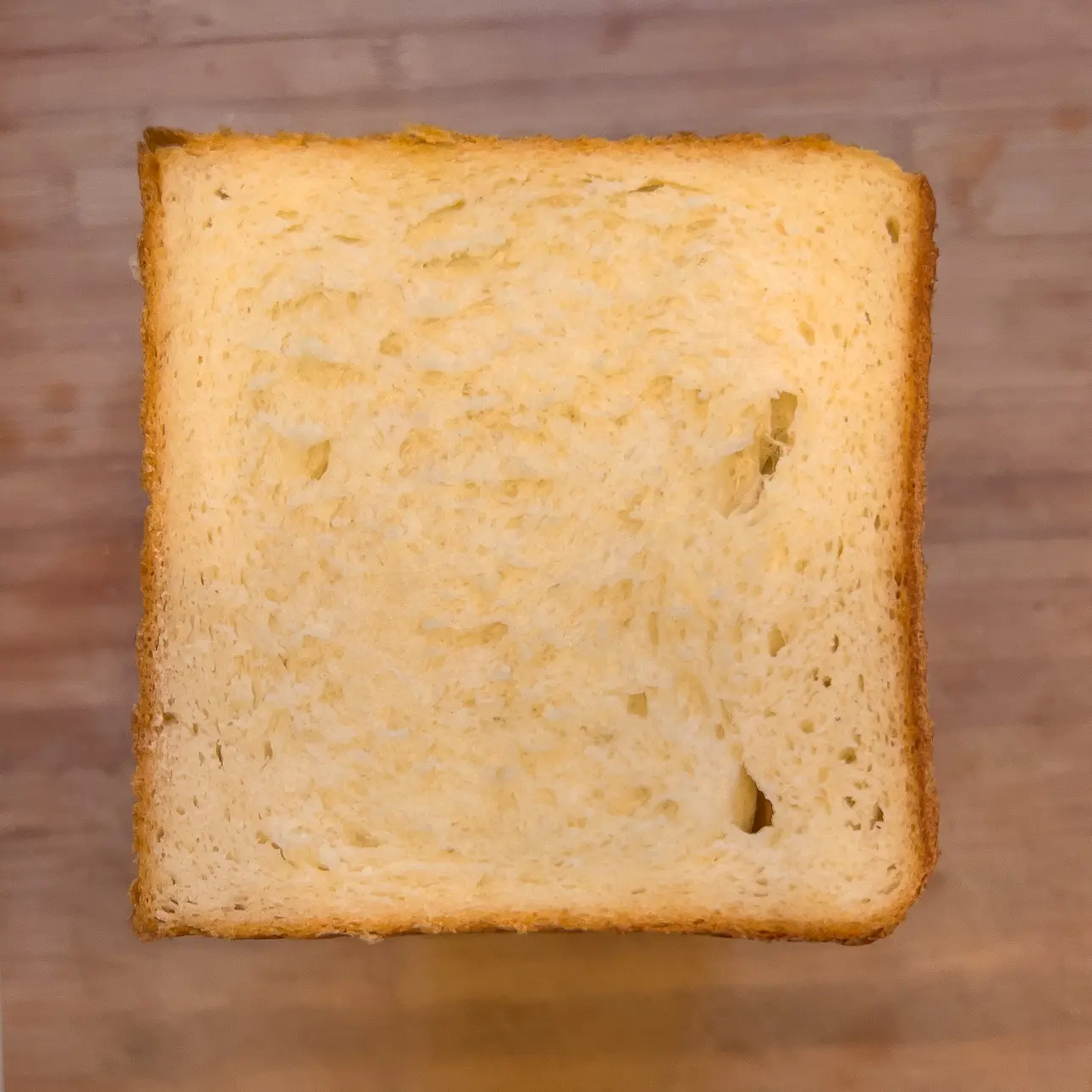 Shokupan Toast aufgeschnitten zeigt eine lockere Krume und eine goldbraune Kruste. Perfekt für Toaster und Sandwiches.
